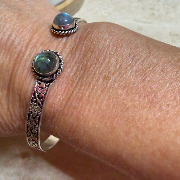 Elegant Silver and Labradorite Cuff Bracelet - Picture 3 of 4